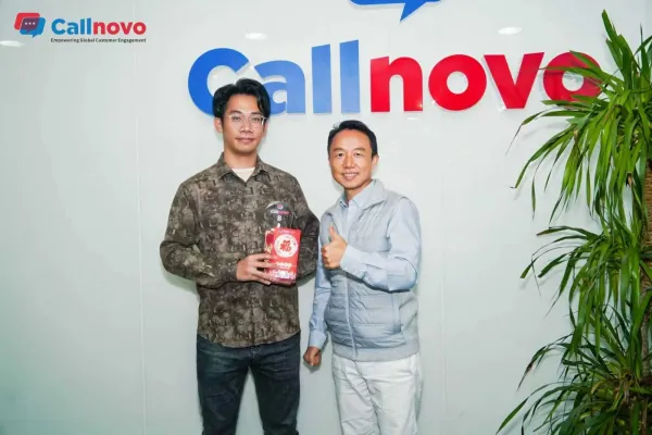 Callnovo employee receiving award from CEO Jackie Xu